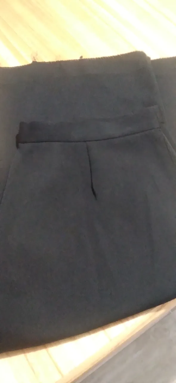 Pantalón sastrero negro, ideal para un look formal o de oficina. Confeccionado en tela de alta calidad, este pantalón ofrece un ajuste impecable y un estilo sofisticado. Perfecto para combinar con blusas, camisas o sweaters.