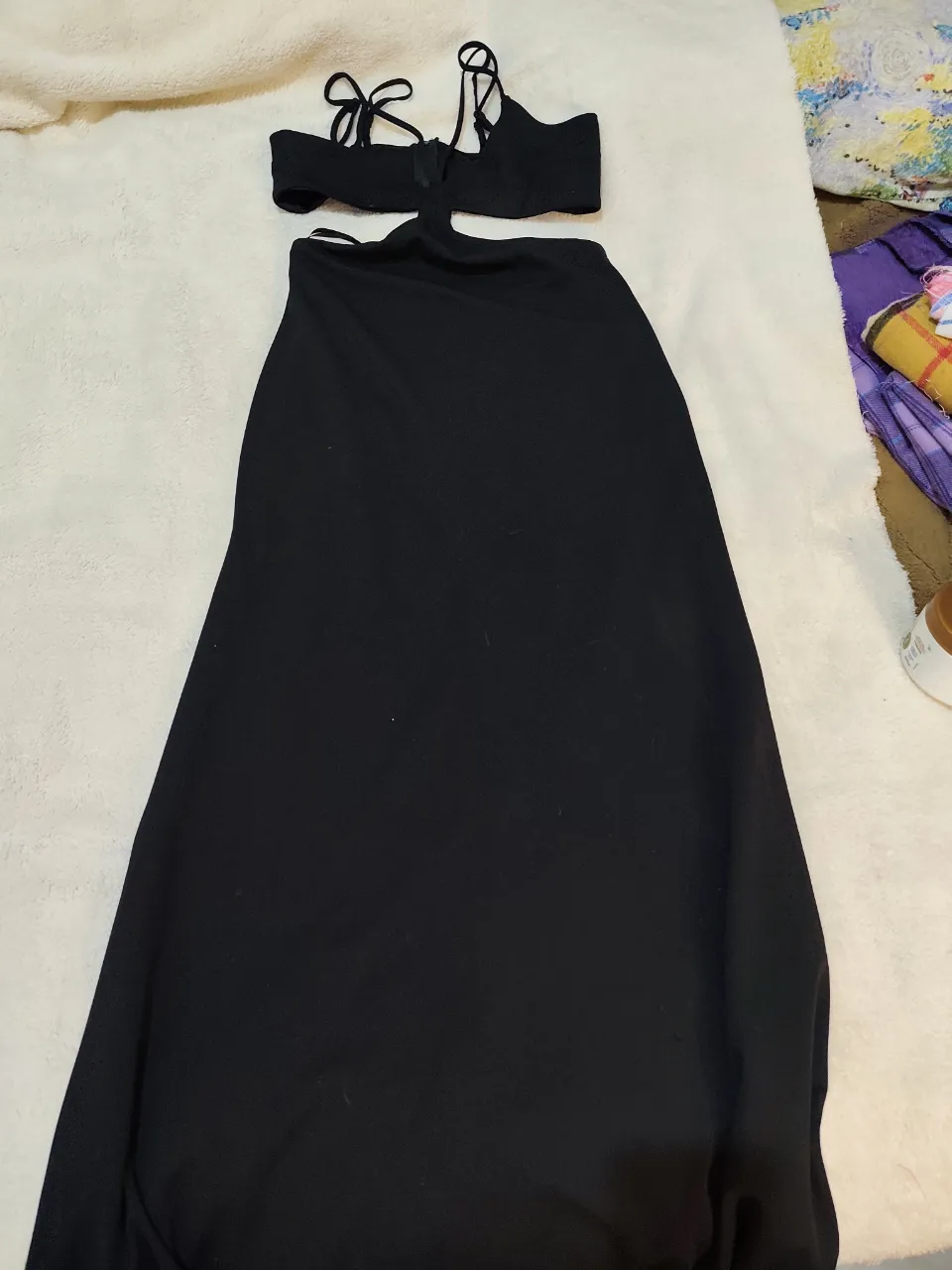 Vestido negro corto con top y falda. Ideal para una salida o fiesta.