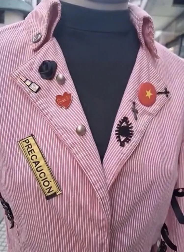 Chaqueta blazer de mujer con diseño a rayas rosas y blancas, adornada con parches y apliques. Estilo vintage y único.