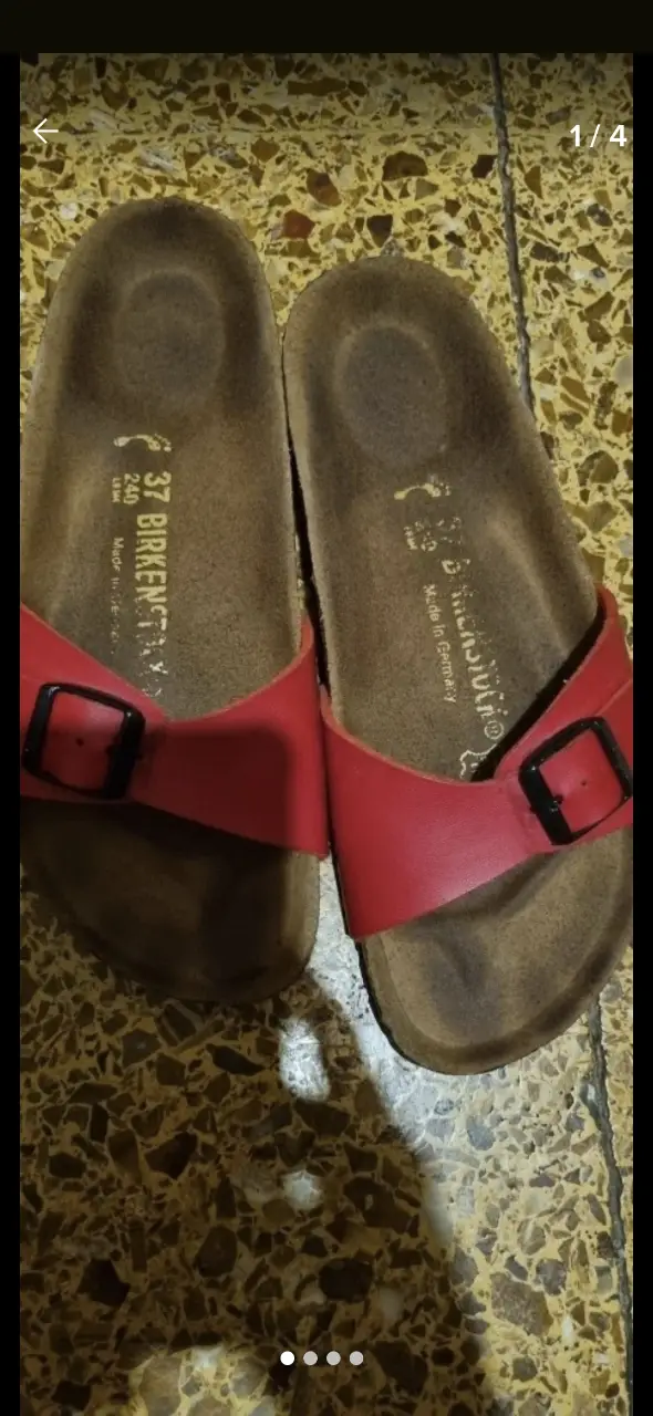 Sandalias Birkenstock rojas, con hebilla y plantilla de cuero. Talle 37.