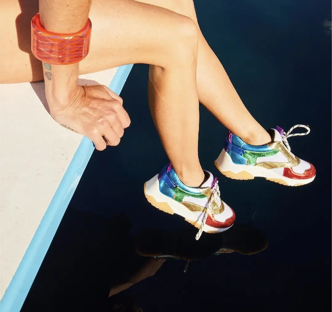 Zapatillas deportivas multicolores con detalles brillantes. Ideales para un look moderno y llamativo.