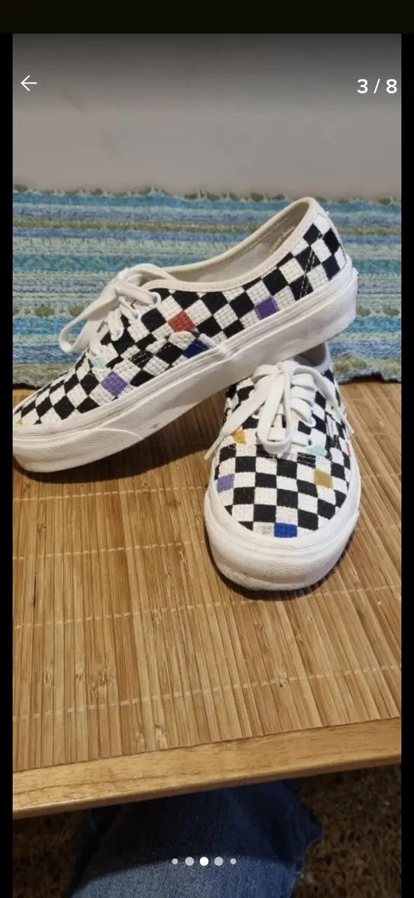 Zapatillas Vans Authentic a cuadros en blanco y negro con detalles de color. Ideales para un look casual y urbano.