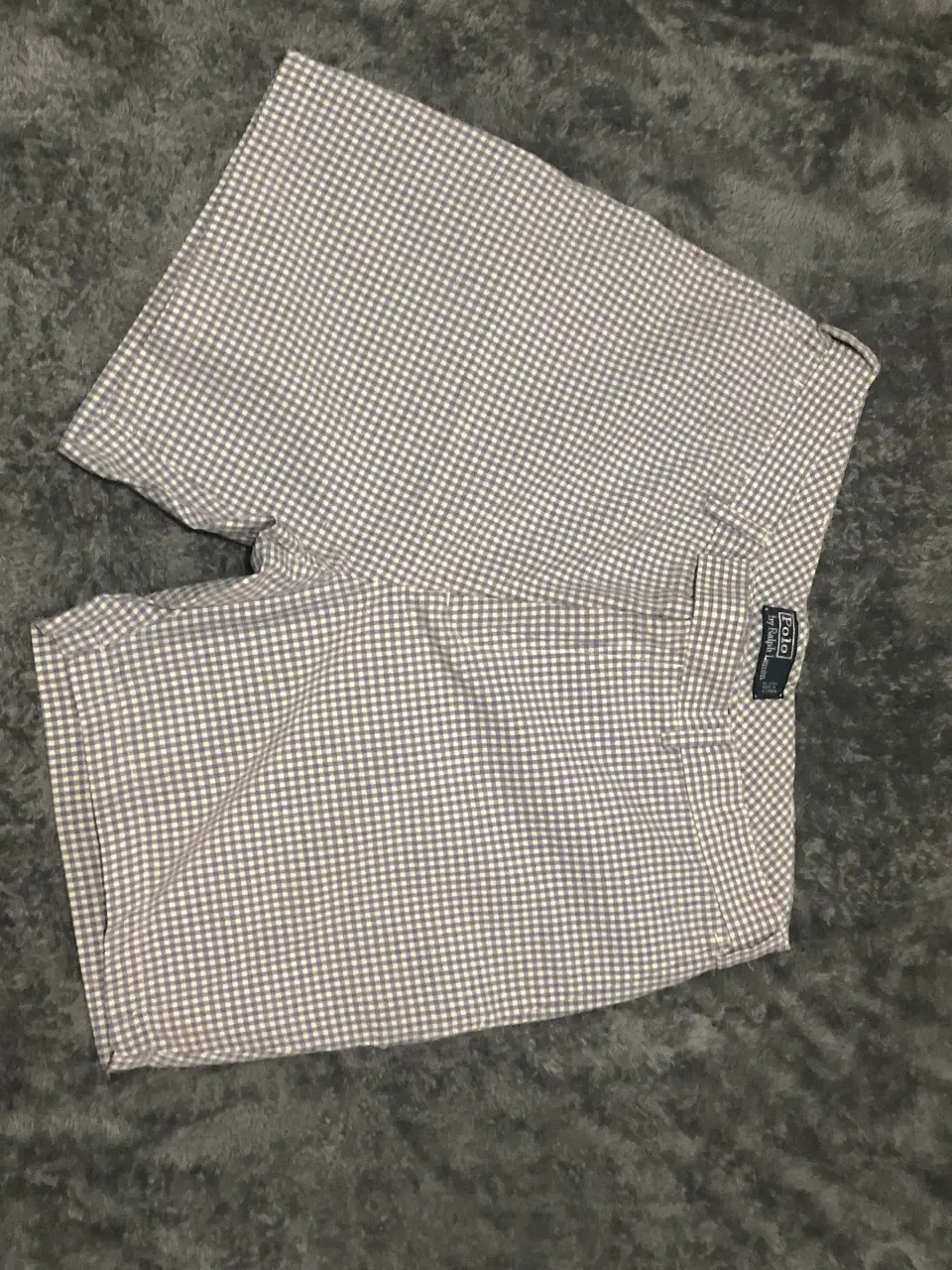 Short de hombre a cuadros en tonos celestes y blancos, ideal para un look casual y fresco. Perfecto para el verano.