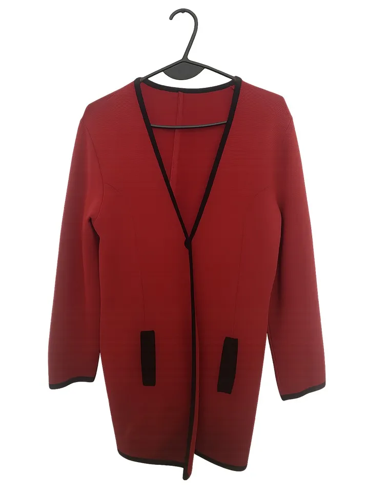 Saco rojo largo talle L
Saco tejido liviano color rojo con bordes y bolsillos en negro. Corte recto, largo hasta la cadera baja. Muy cómodo y elegante, ideal para entretiempo (otoño o primavera). En excelente estado.
Brazo: 56.5 cm
Busto: 38 cm
Largo: 77 cm 