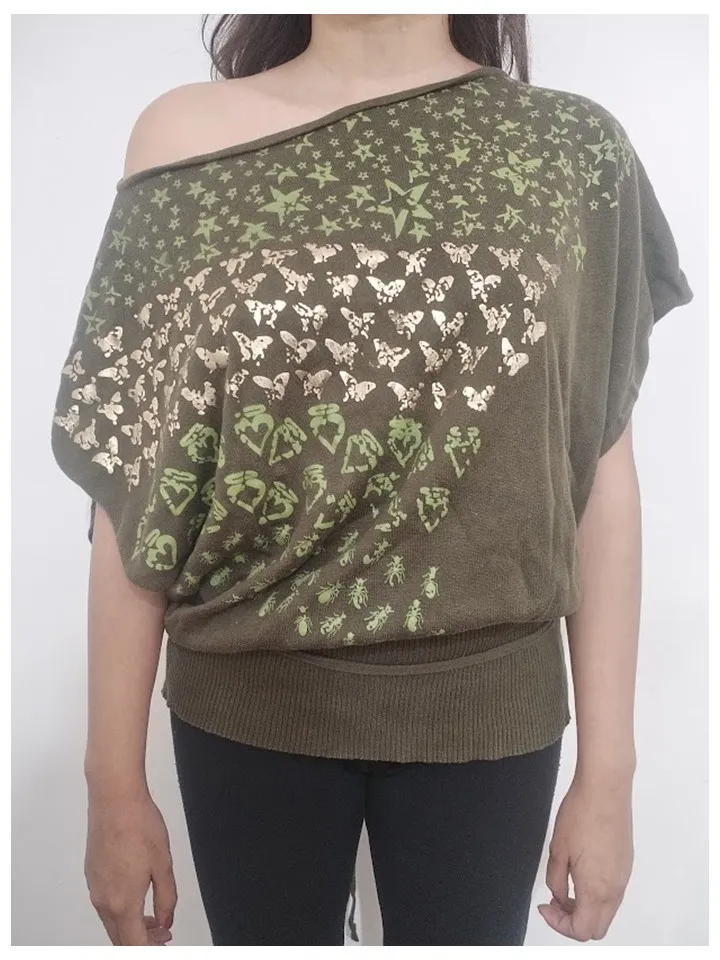 🦋 Remera  – cómoda, liviana y con mucha onda

Remera caída al hombro amplia color verde militar con estampado en tonos dorados y verdes. Tiene corte tipo murciélago y un hombro caído que le da ese estilo relajado y canchero que va con todo 💚

Ideal para usar con jeans, calzas o shortcitos. Tela liviana, súper cómoda y fresca.
Talle M/L – se adapta bien por su forma suelta.

🔥 Perfecta para un look casual con un toque distinto.