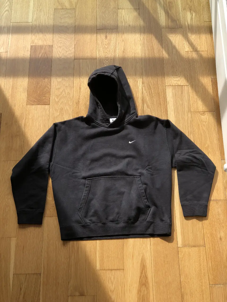Buzo canguro negro de la marca Nike, ideal para un look casual y cómodo. Confeccionado en algodón, este buzo es perfecto para el día a día.