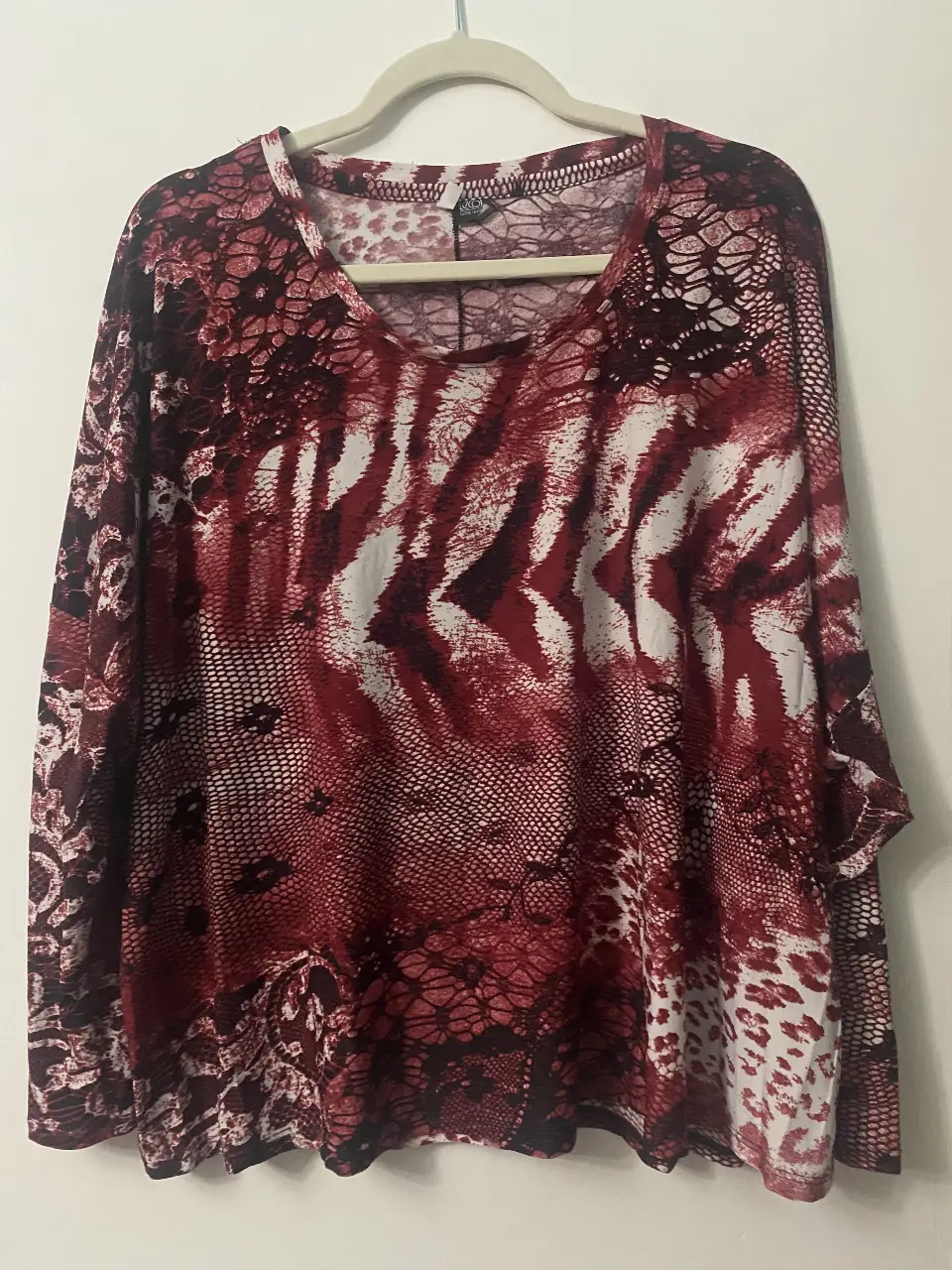 Blusa de manga larga con estampado animal print en tonos rojos y blancos. Talle 8, ideal para un look audaz y moderno.