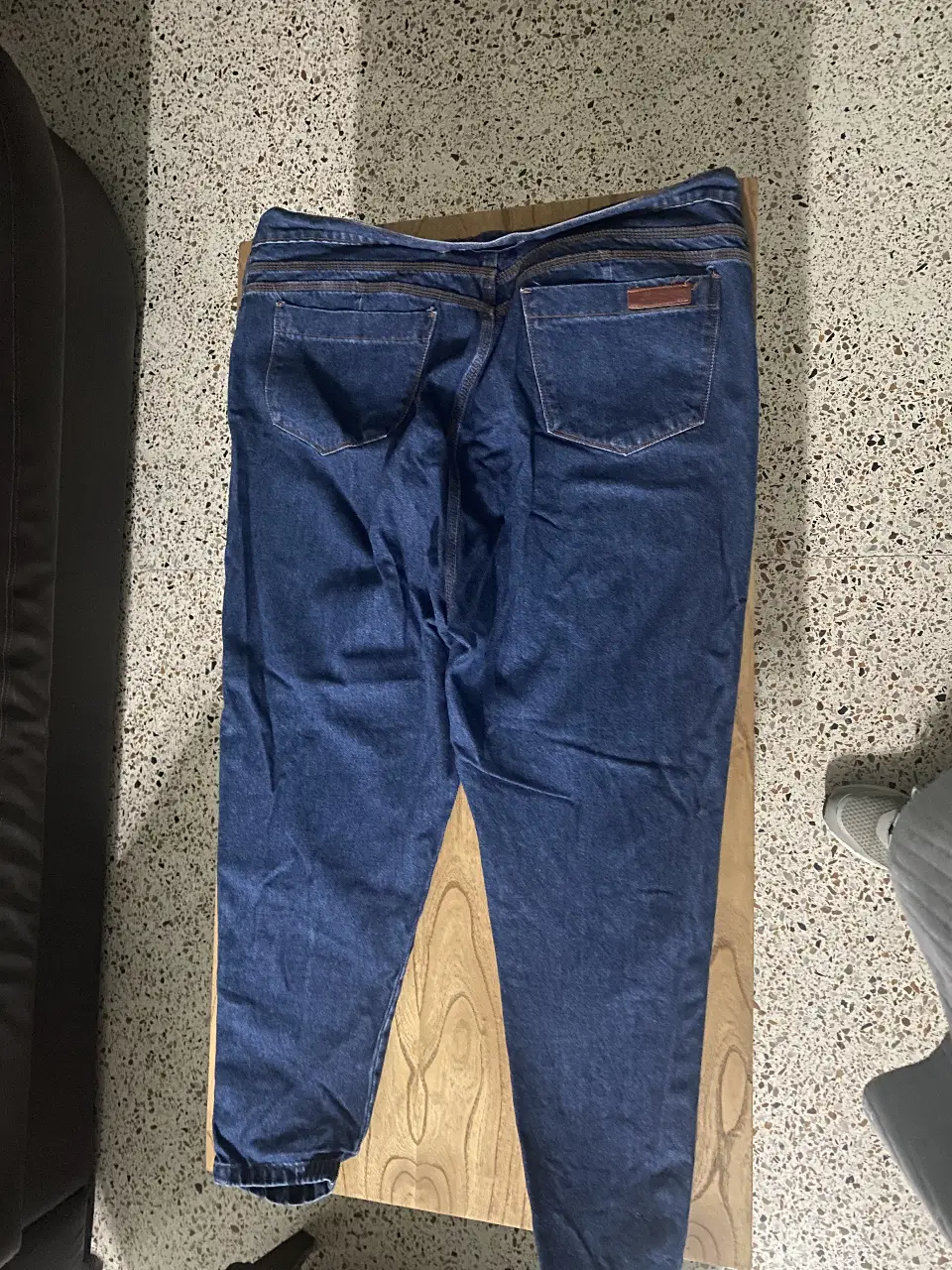 Jeans min, corte recto, color azul oscuro. Bolsillos traseros y delanteros. Ideal para un look casual y versátil.