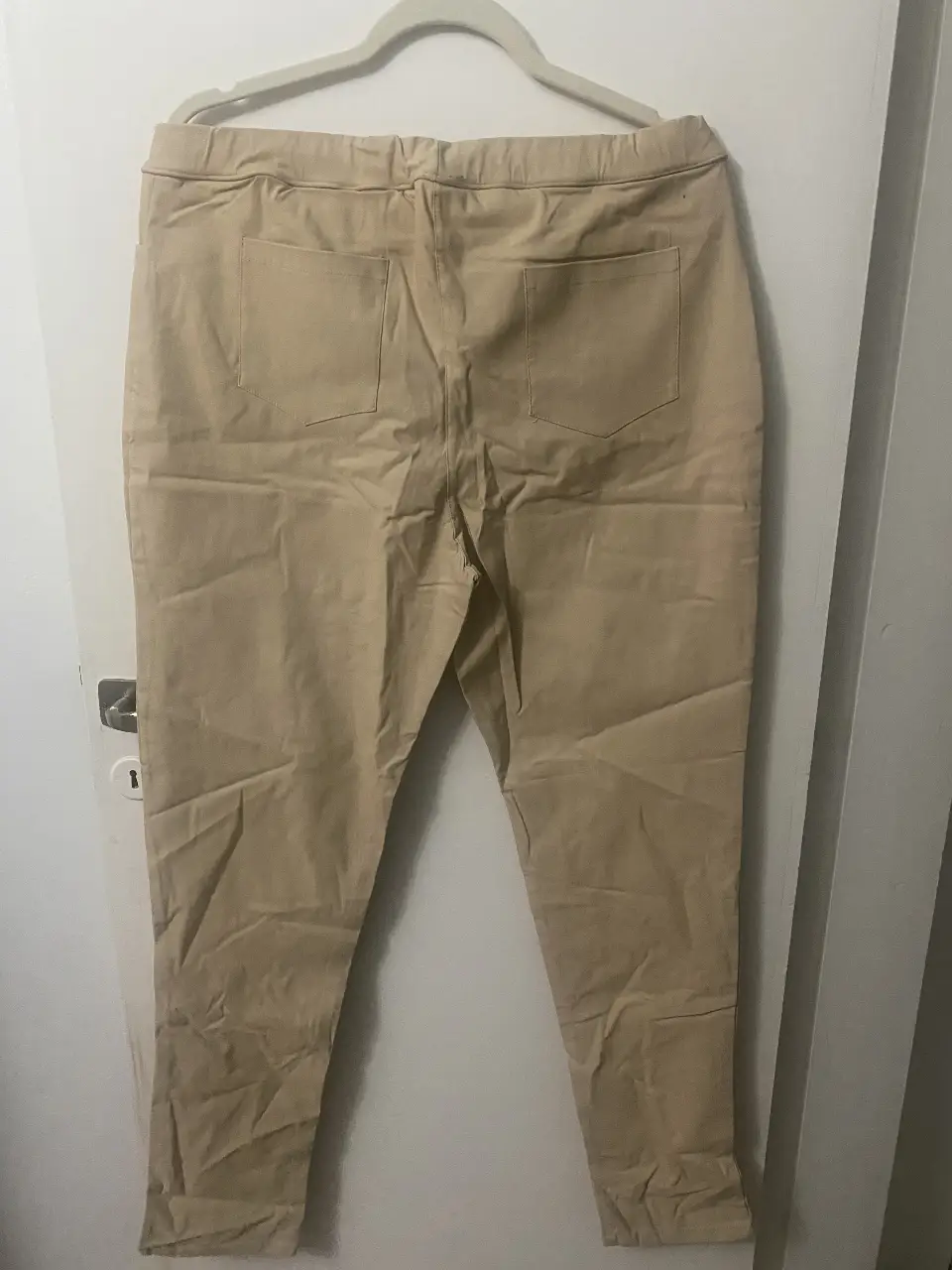 Pantalón chino de color crudo, ideal para un look casual y versátil. Confeccionado en un tejido cómodo y resistente, perfecto para el día a día. Un básico atemporal para tu guardarropa.