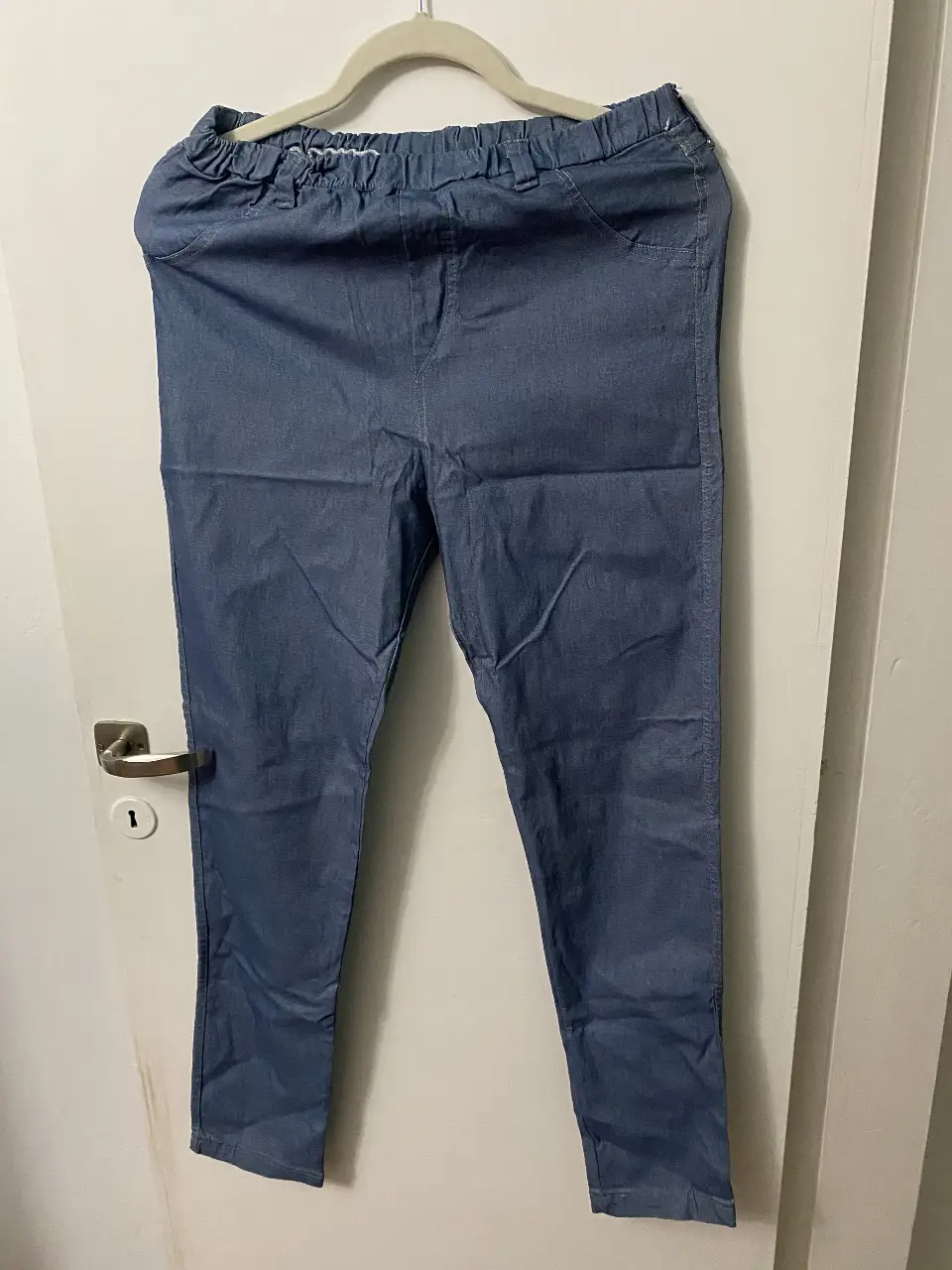 Pantalón de vestir azul, con cintura elastizada. Ideal para un look casual y cómodo.