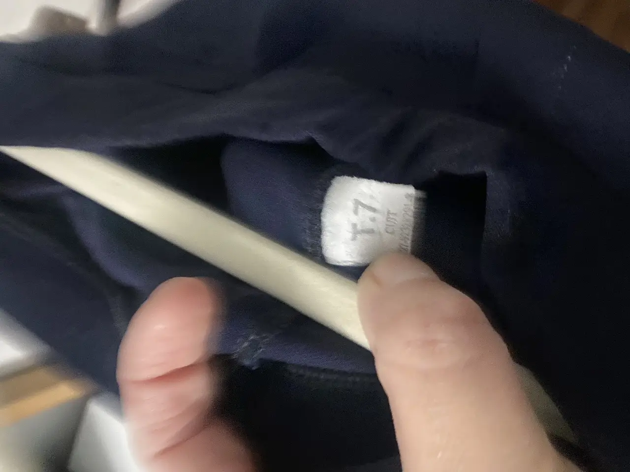 Pantalón elásticas o al cuerpo de vestir azul marino, con dos bolsillos traseros. Ideal para un look formal o de oficina.