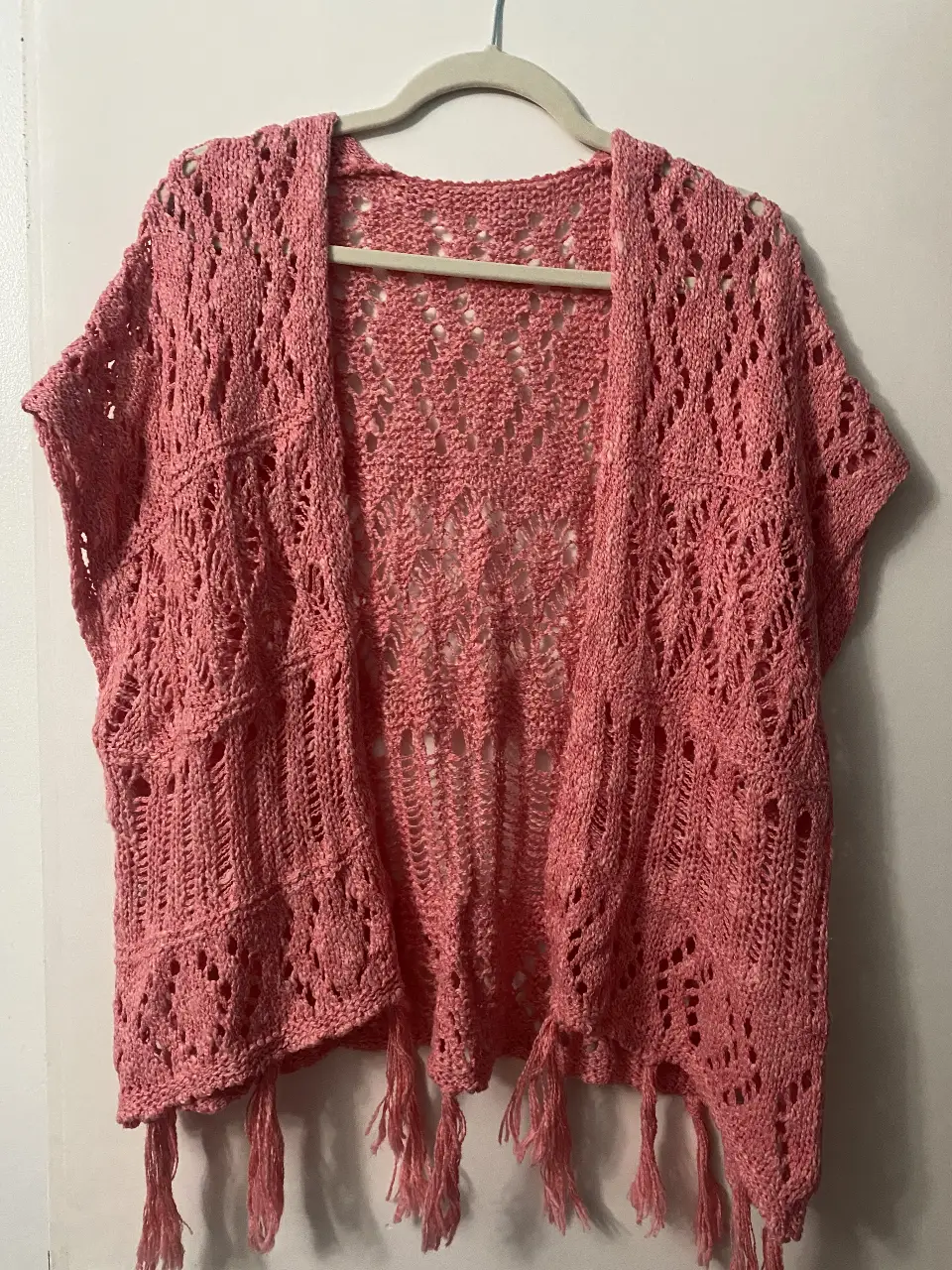 Precioso kimono tejido a crochet en color rosa, ideal para un look bohemio y fresco. Perfecto para usar sobre un top o vestido en las noches de verano.