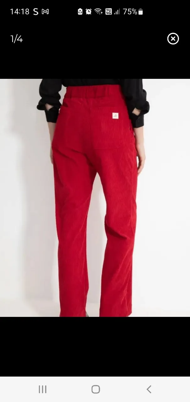 Pantalón sastrero de corderoy rojo, tiro alto, con bolsillos delanteros y traseros. Ideal para un look casual o de trabajo.
