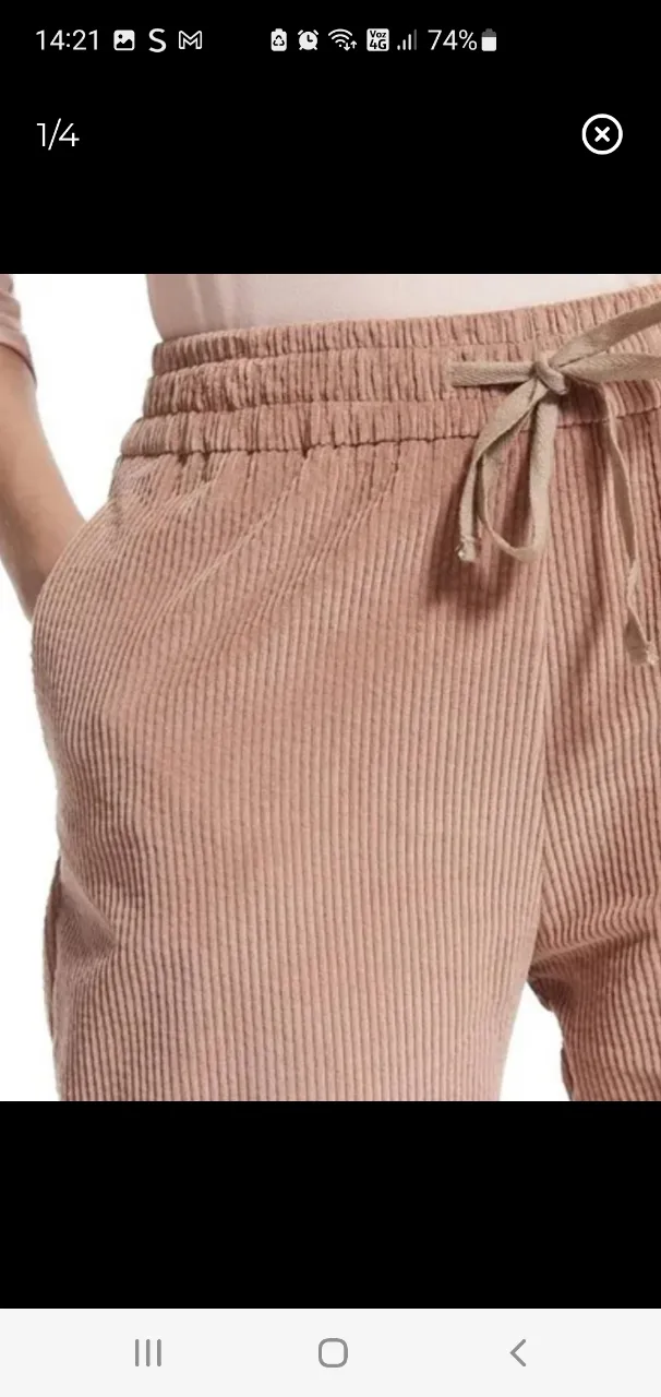 Pantalón de corderoy suelto, tiro medio, con cintura elastizada y cordón para ajustar. Bolsillos laterales. Ideal para un look casual y cómodo.