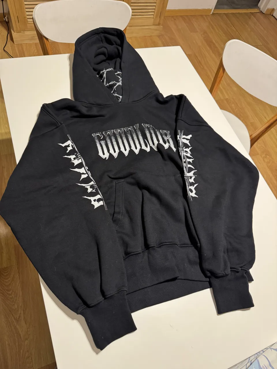 Hoodie negro con estampa adelante y atrás “GOOD LUCK” de la marca King of the Kongo y detalles de alambre de púas en mangas, cuellito y capucha. Diseño urbano y moderno, ideal para un look canchero.