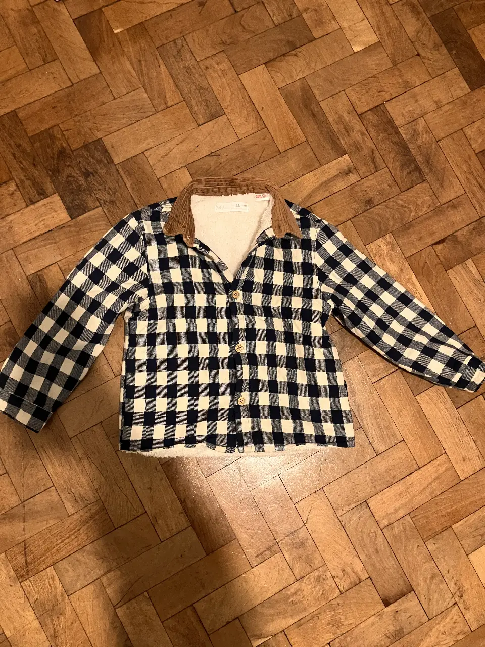 Camisa a cuadros para niño, con cuello de pana marrón y forro de corderito (sintético). Ideal para el invierno.