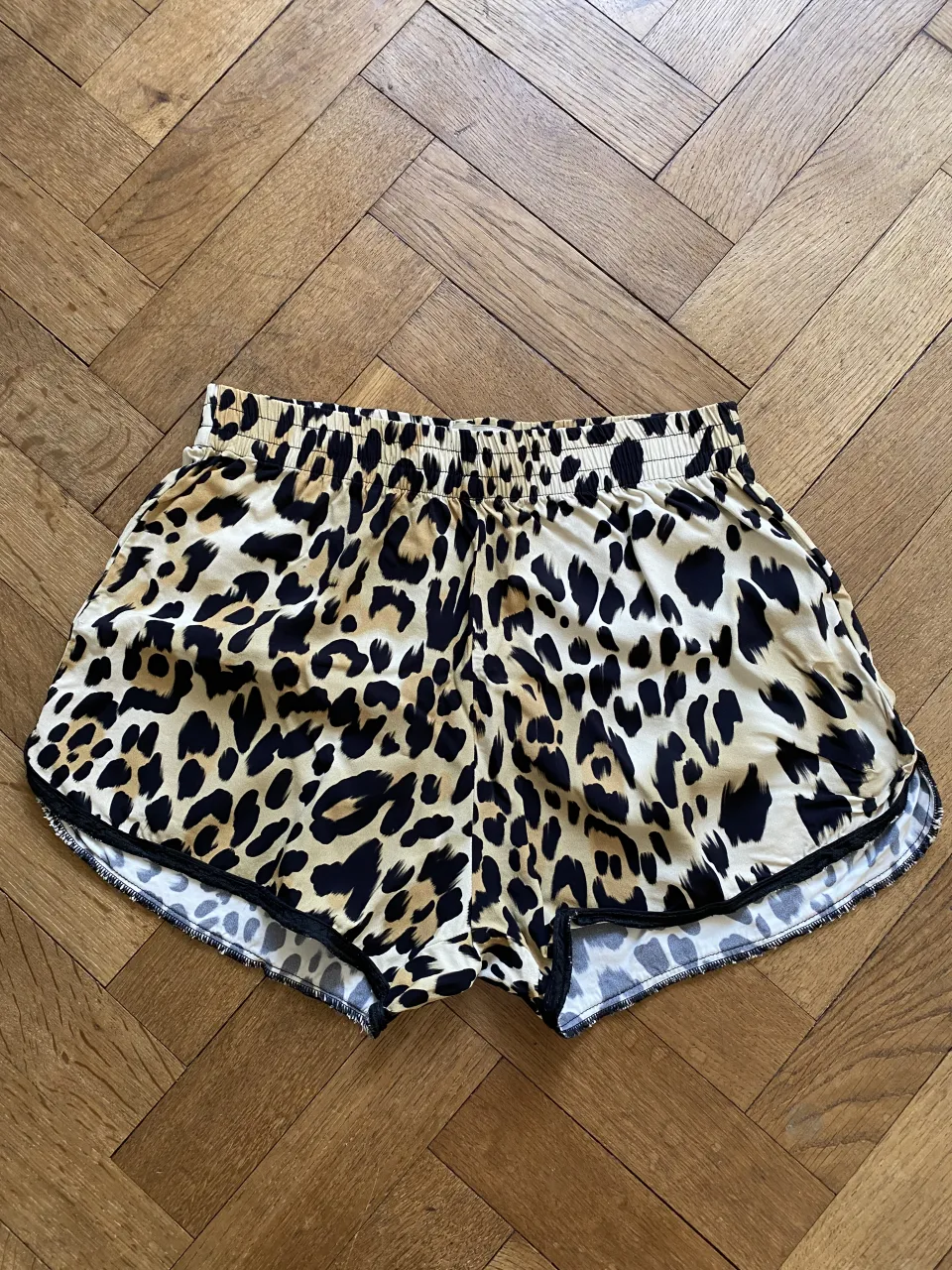 Shorts de estampado animal print, con cintura elastizada y detalles en negro. Ideales para un look canchero y cómodo.