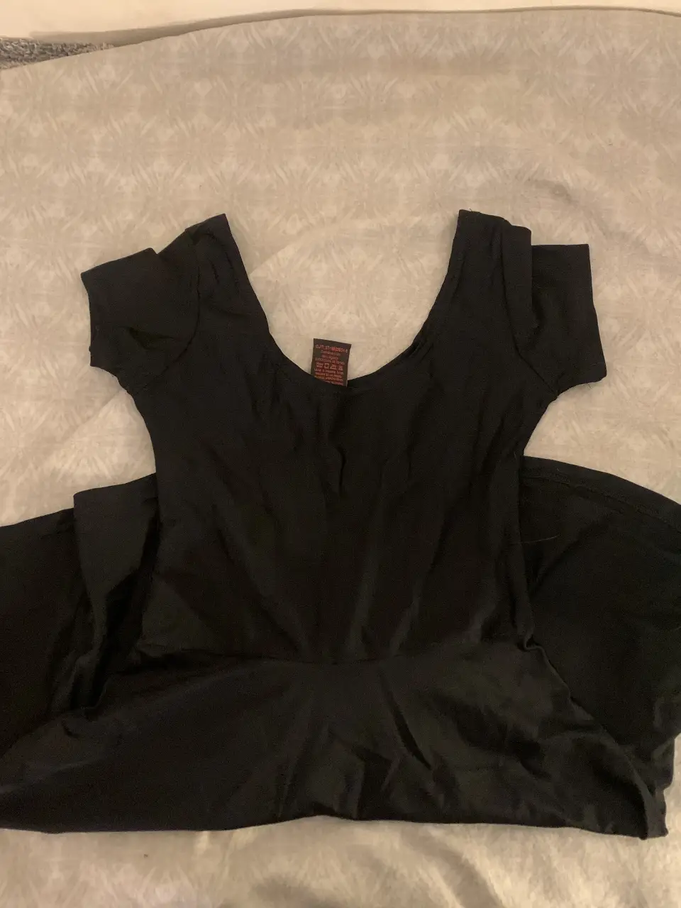 Vestido negro corto, ideal para salir. Confeccionado en tela suave y cómoda, perfecto para cualquier ocasión.