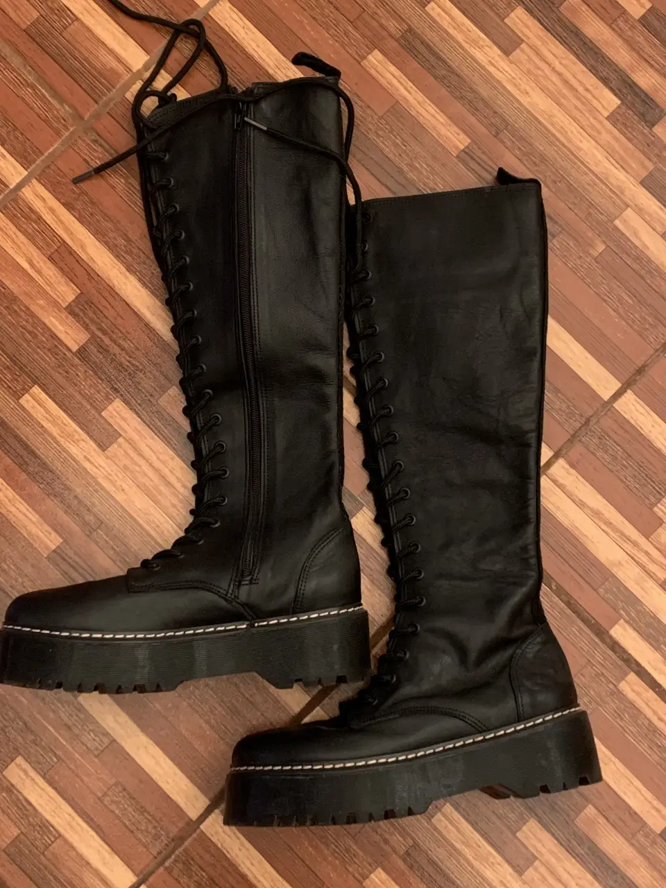 Botas altas negras con cordones y cierre lateral. Suela gruesa con detalles de costura blanca. Ideales para un look rocker o casual. un sólo uso.