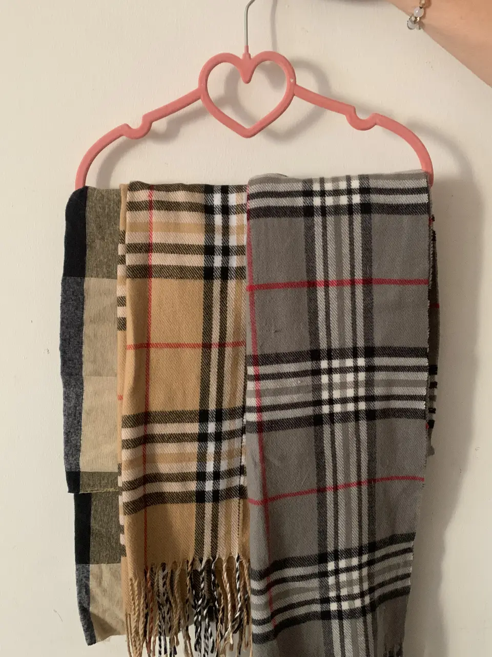 pack de bufandas ( 3) a cuadros en tonos grises, negros, marrones y detalles en rojo. Ideal para abrigarte con estilo en invierno. Diseño clásico y versátil.