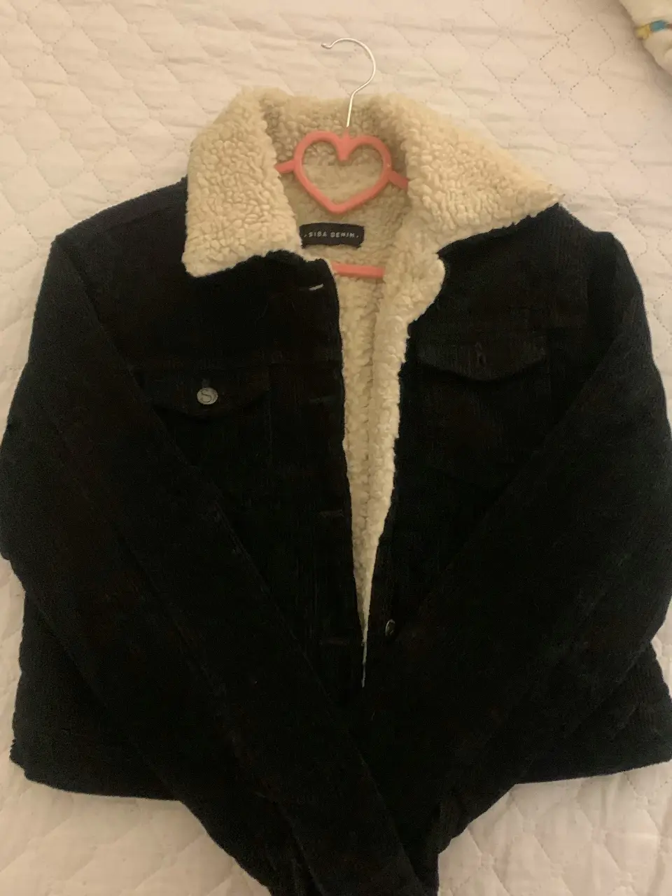 Campera de corderoy negra con interior de piel sintética color crudo. Ideal para el invierno, estilo casual y abrigada. Marca Sisa Denim.