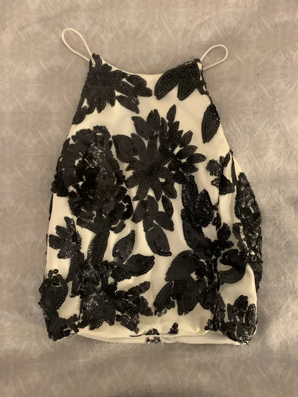 Top halter con lentejuelas negras sobre fondo blanco, un sólo uso. Hecho a medida por modista. Ideal para fiestas y eventos especiales.