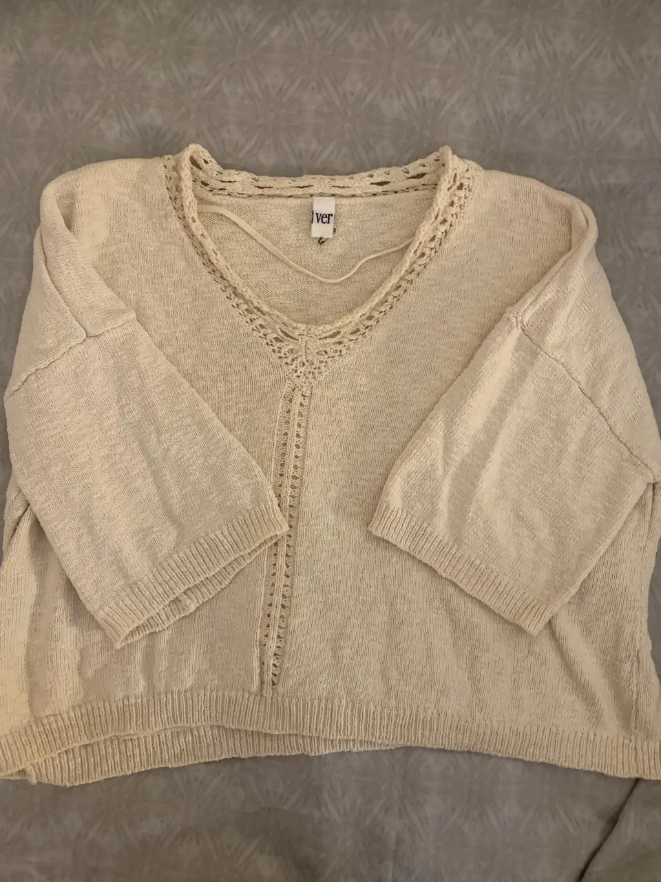 Sweater de mujer color crudo con cuello en V y detalles de encaje. Talle XS.