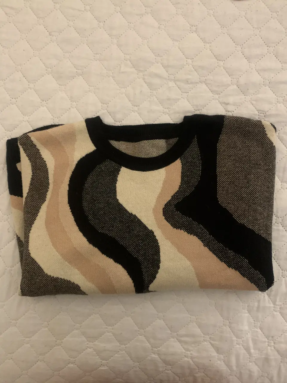 Sweater de diseño con estampado abstracto en tonos neutros y marrones Ideal para un look casual y moderno. Perfecto para combinar con jeans o pantalones de vestir.