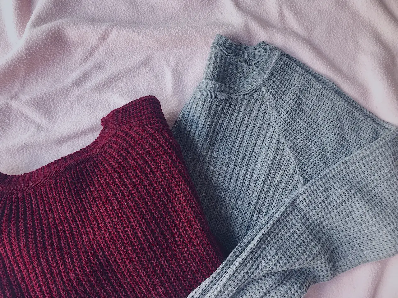 Sweater en dos opciones de color: Bordó oscuro y gris claro.   Ideal para usar con pantalón tiro alto ya que es de largo medio. Talle S. 
