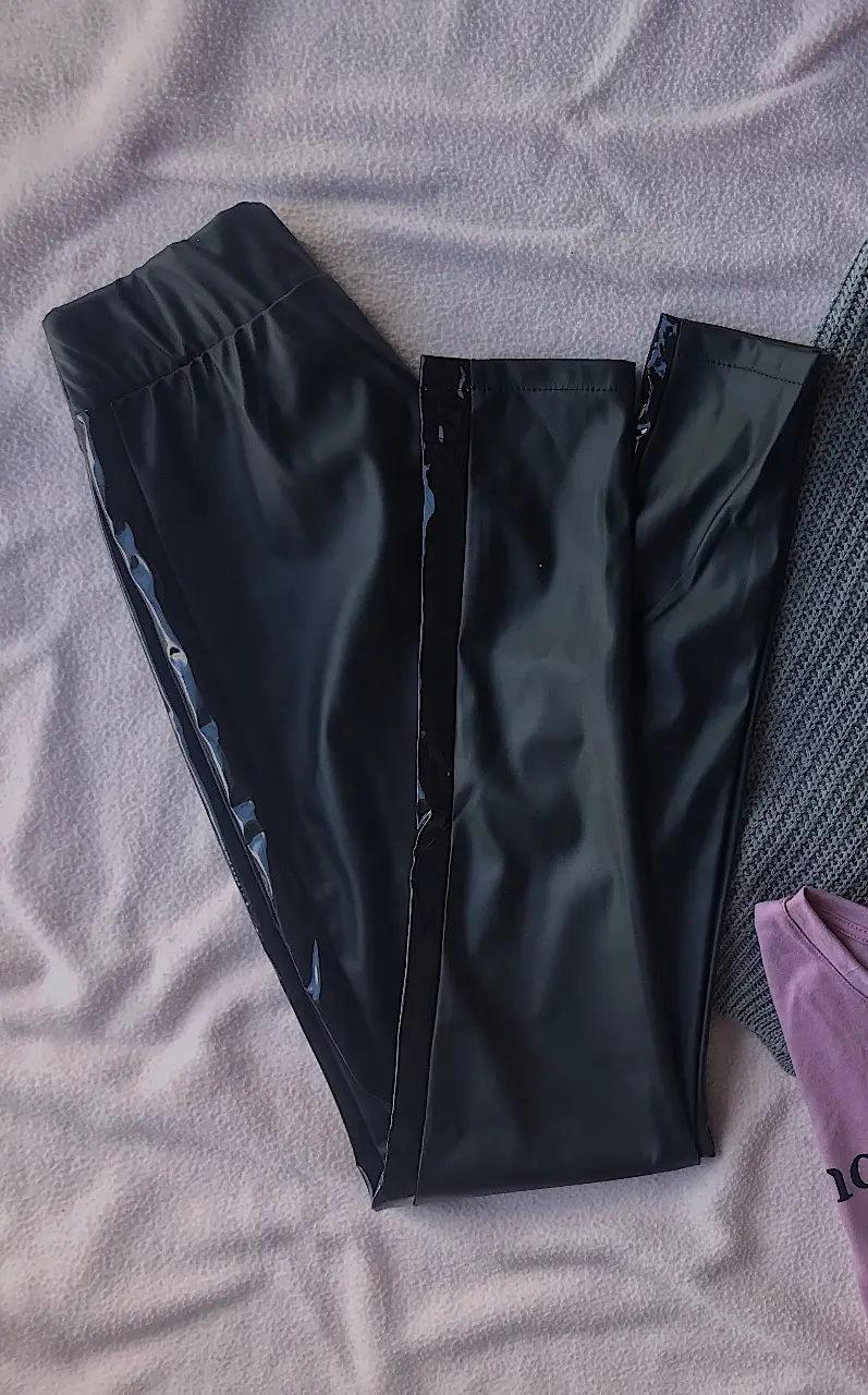 Pantalón de cuero sintético negro, con detalle de  laterales brillantes (algunos detalles debido al uso, nada grave). Tiro alto, tipo chupín. Ideal para un look juvenil. Talle XS.