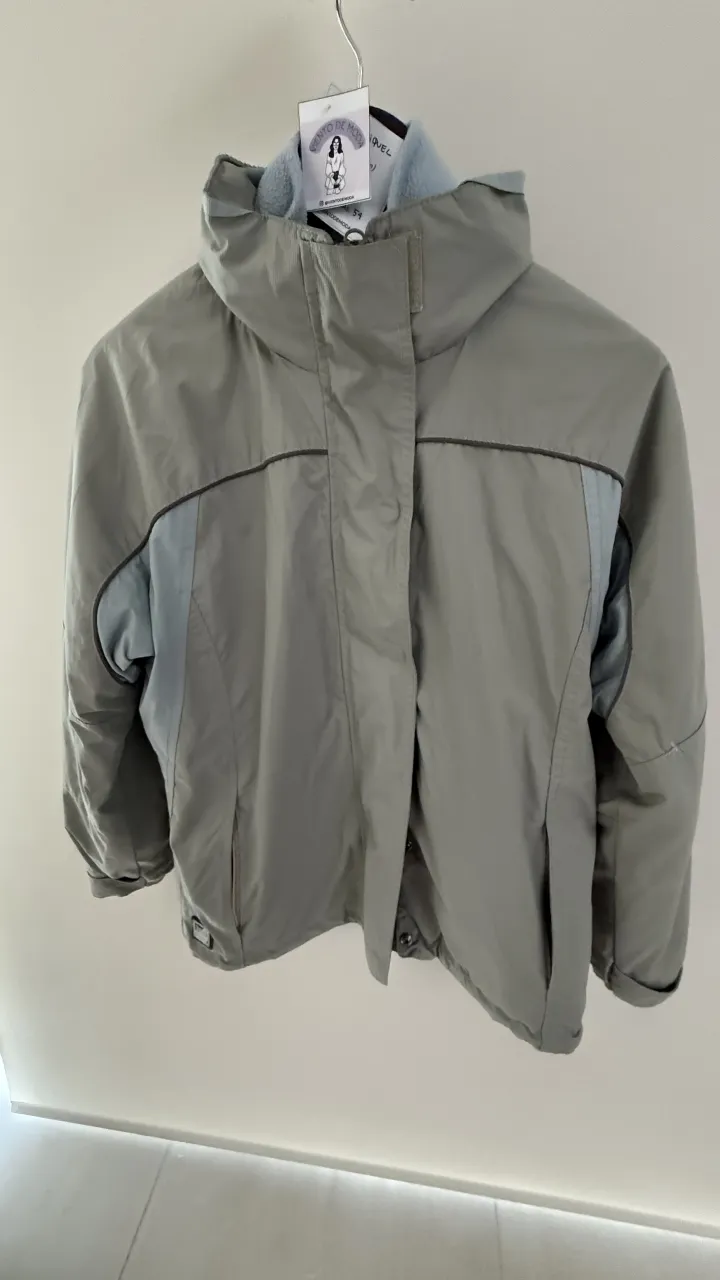 Campera beige con detalles en celeste, marca NIQUEL tiene canpera interna de polar , color celeste, que se puede desmontar . Posee cuello alto y capucha. Cierre frontal y bolsillos laterales. Aptab para la  nieve. Cuenta con capucha que se guarda en el cuello.  medidas en la ultima foto