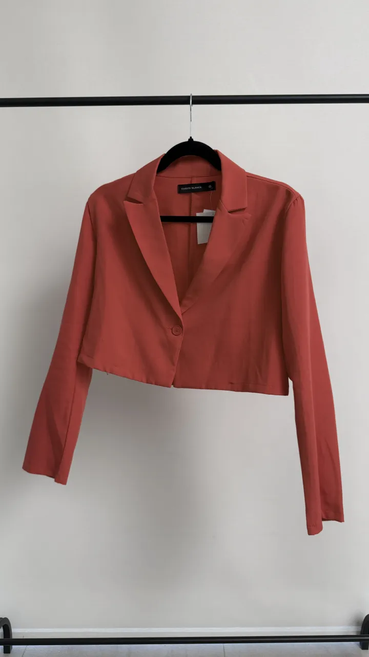 Blazer crop de mangas largas, con un solo botón al frente. Ideal para un look canchero y moderno.

Marca Cuesta Blanca, ver medidas en fotos