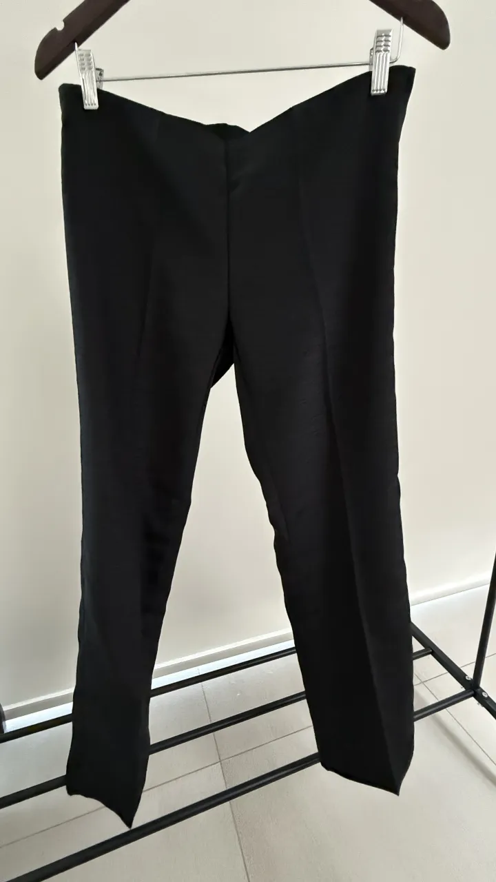 Pantalón negro de vestir con cierre lateral y detalle de textura en la tela. medidas en la publicación, sin marca