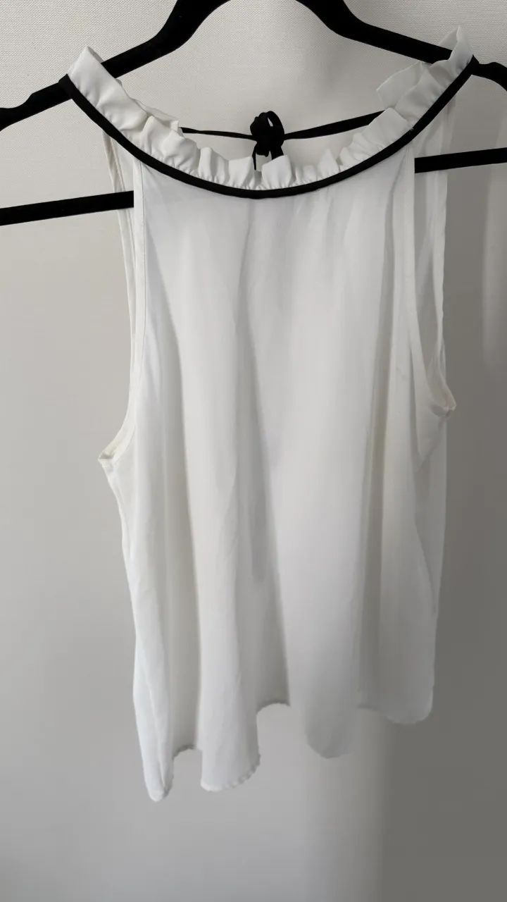 Blusa  blanca con detalle de volados y lazo en el cuello. Ideal para un look fresco y chic. Estilo halter
medidas:
sisa 45
largo 64