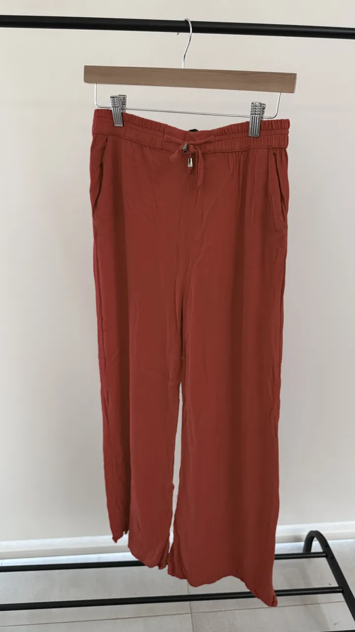 Pantalon marca Cuesta Blanca, color rojo. Es de crep, liviano y con bolsillos al costado. El pantalón es de tiro alto con cintura elastizada y cordón.  Tenemos el
blazer en conjunto. Medidas en la publicación 