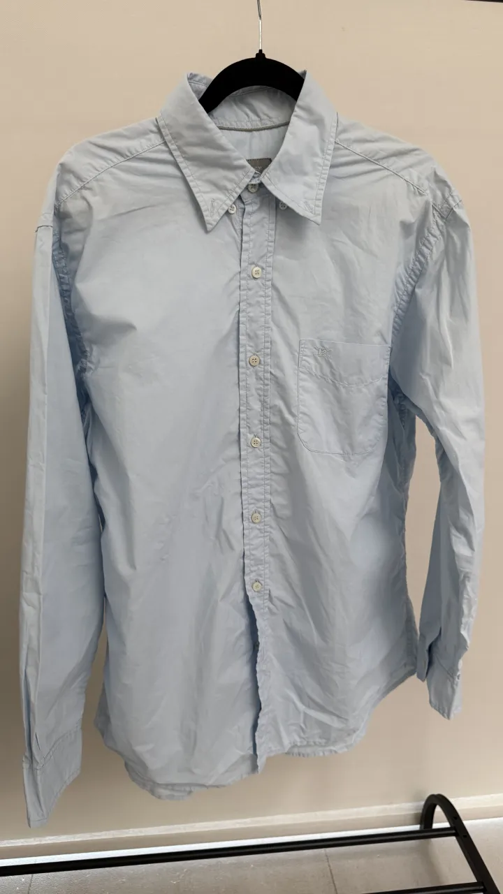 Camisa de manga larga color celeste. Posee cuello de camisa y botones al frente. Tiene un bolsillo en el pecho del lado izquierdo.
marca legacy, talle 4, medidas en la publicación 