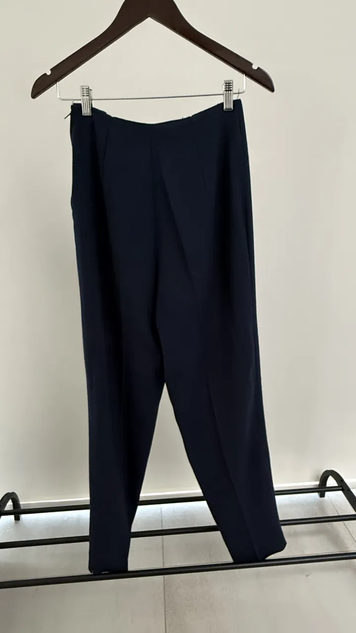 Pantalón de vestir azul marino, acceso por coerre lateral.
marca Etam, talle 1. medidas en la publicación 