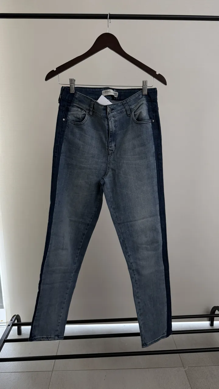 Jeans de corte recto con detalles de costura a los costados. Poseen bolsillos delanteros y traseros. Marca Portsaid, medidas en fotos