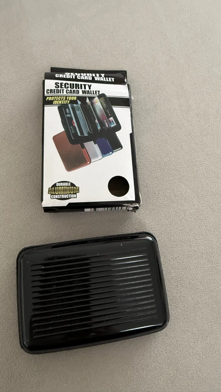 Tarjetero de aluminio negra para tarjetas de crédito. Posee compartimentos internos para organizar tarjetas. antirobo  de datos, 