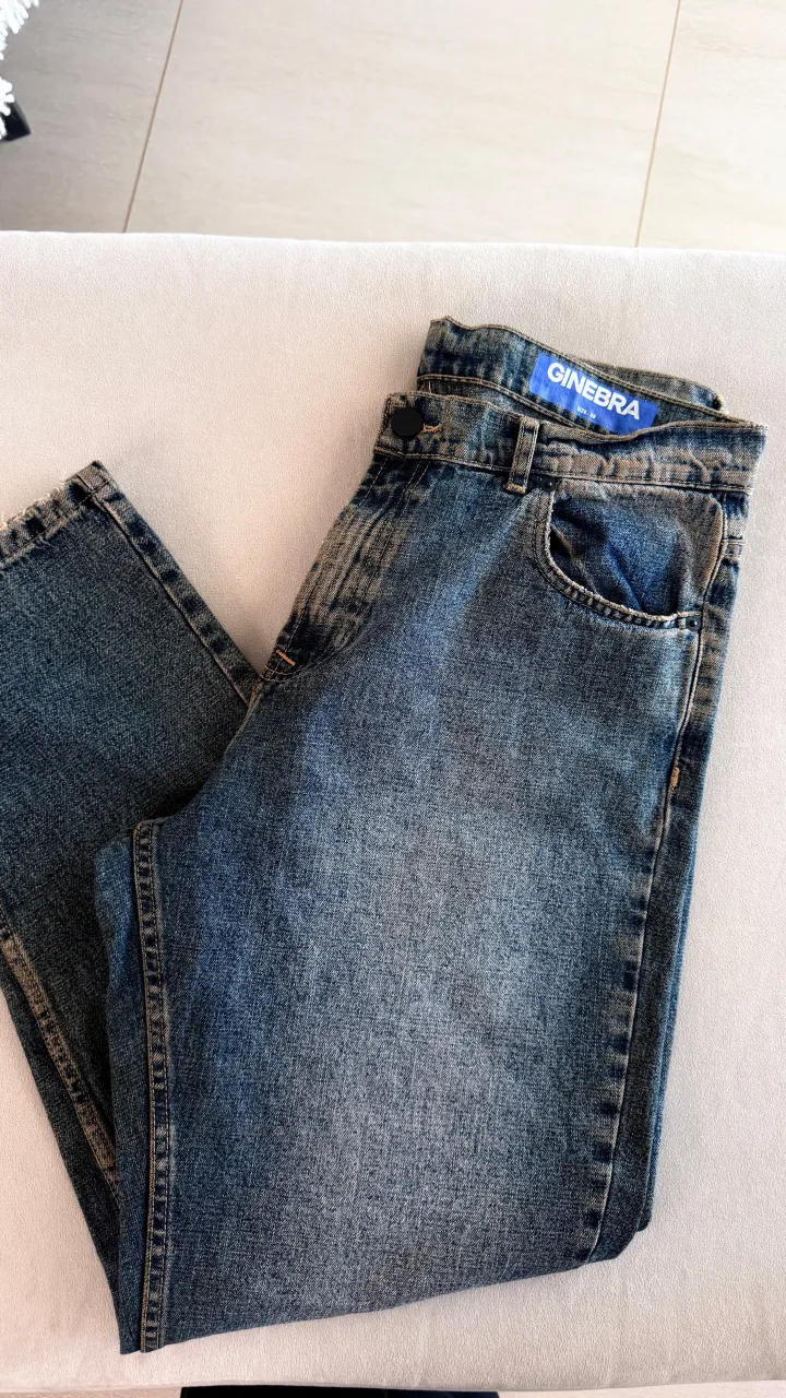 Jeans de corte clásico con lavado desgastado y detalles de roturas en los bordes inferiores. Presentan bolsillos delanteros y traseros.
Marca Ginebra, Talle 32 de la marca. 100%algodon
medidas: cintura 44, cadera 59, tiro delantero 32, tiro trasero 37, largo 104