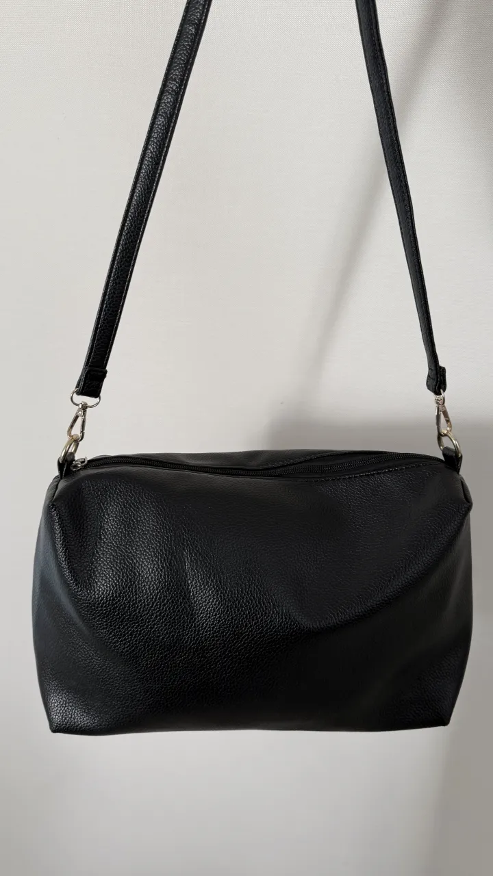 Cartera marca CUESTA BLANCA, Modelo Fazbi Mini negra, ideal para llevar lo esencial. Su diseño moderno y versátil la hace perfecta para cualquier ocasión, desde salidas casuales hasta eventos más formales. Confeccionada en material de alta calidad, es cómoda y práctica.

medidas
29 de alto x 40 de ancho