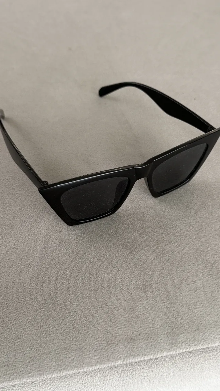 Lentes de sol negros con forma gatuna, ideales para darle un toque chic a cualquier look. Perfectos para protegerte del sol con mucho estilo.