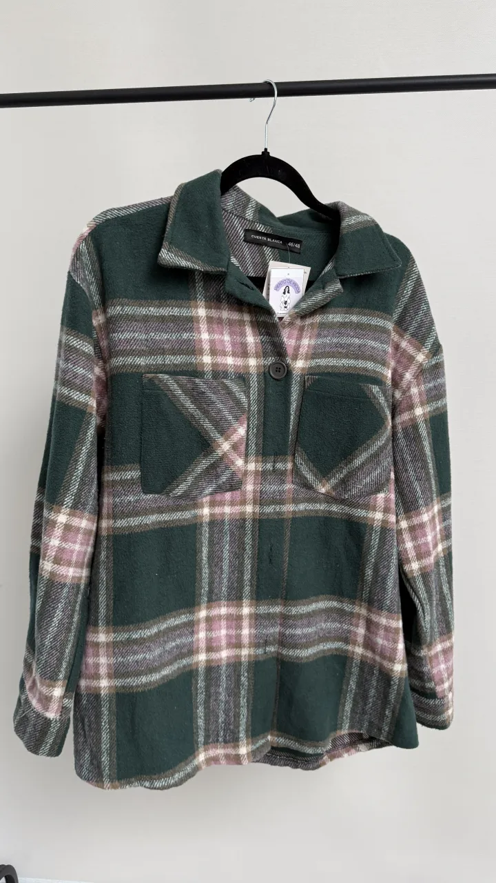 Camisa de leñador a cuadros en tonos verdes y rosas. Posee bolsillos frontales con solapa y botones. Ideal para un look casual y cómodo.
Camisaco, marca cuesta blanca. Talle 46, va hasta jn talle m, ver medidas en fotos