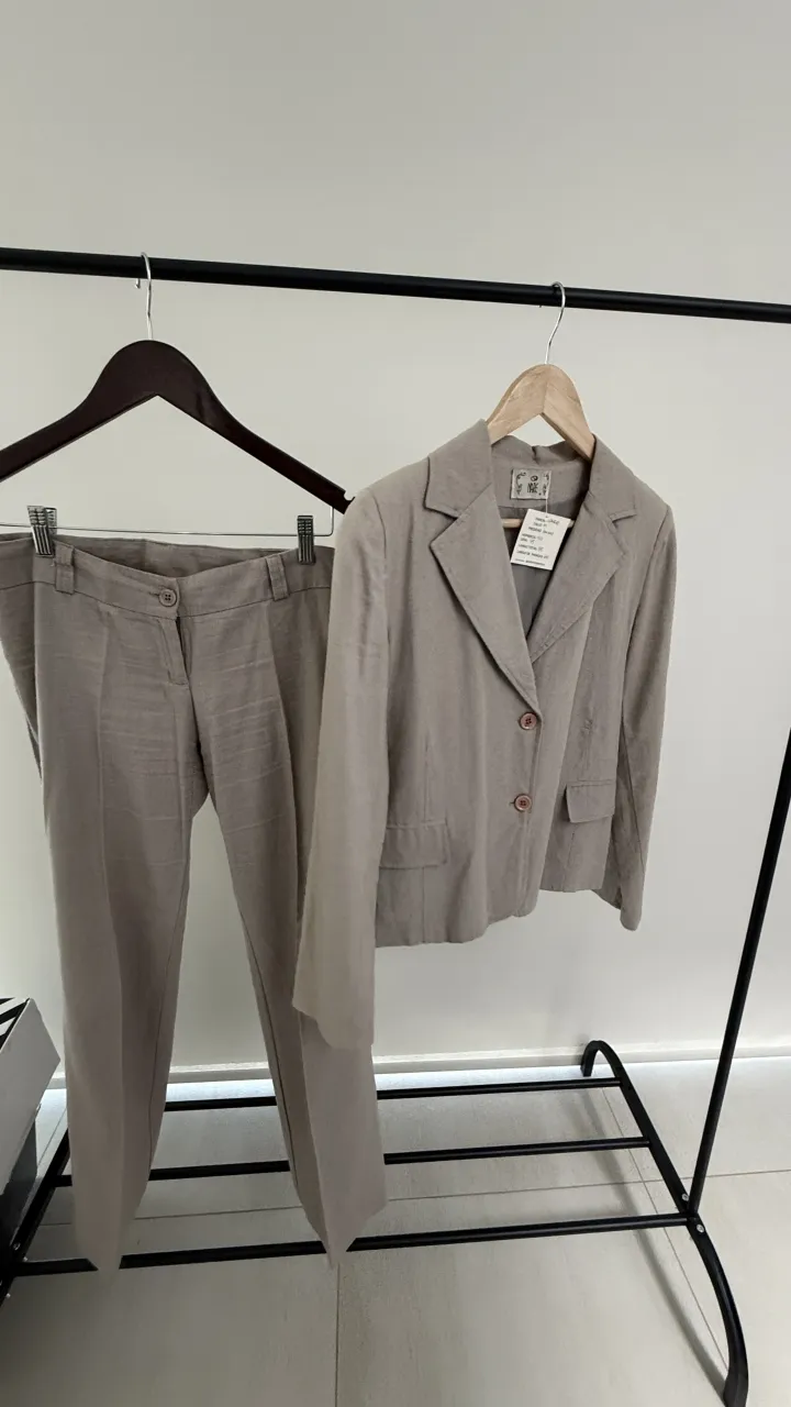 Conjunto de saco y pantalón de vestir color beige. El saco es entallado, con solapas clásicas, dos botones frontales y bolsillos con tapa. El pantalón es recto, con un botón y cierre en la cintura. medidas en la publicación, 100% poliester