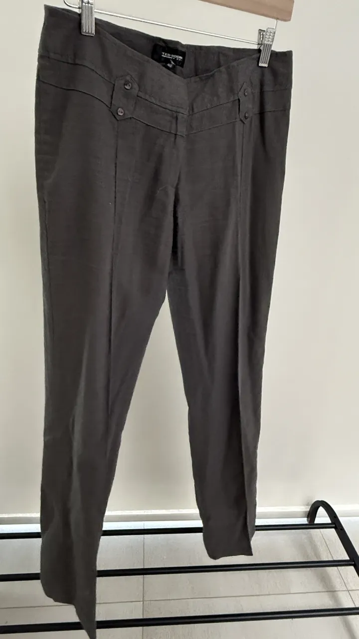 Pantalón de vestir gris, con dos botones en la cintura y bolsillos frontales.
Marca Ted bodin, medidas en la publicación 