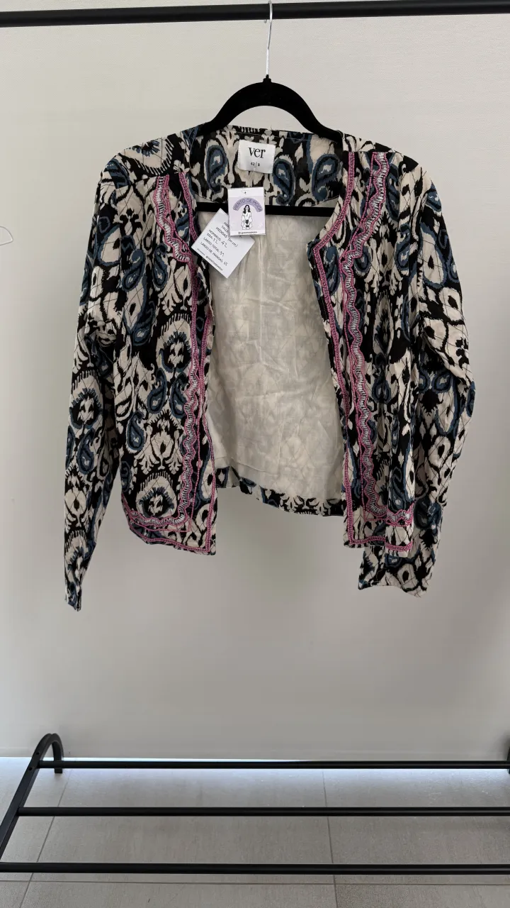 Chauweta  corta estampada con bordado en el cuello y puños. Posee mangas largas y es abierta al frente. Talle S, marca Ver. medidas en fotos