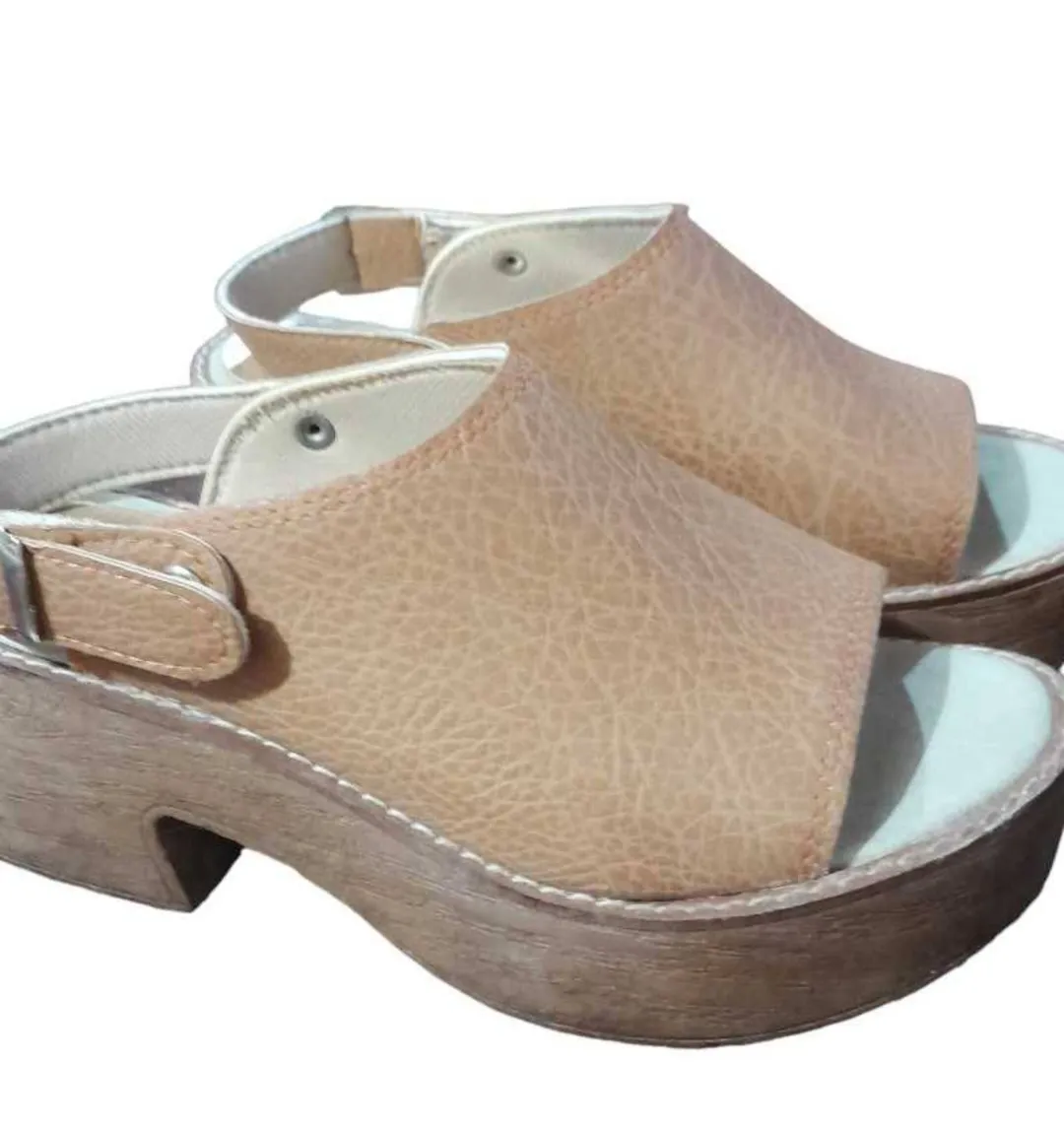 Sandalias de plataforma color suela y hebilla regulable. 