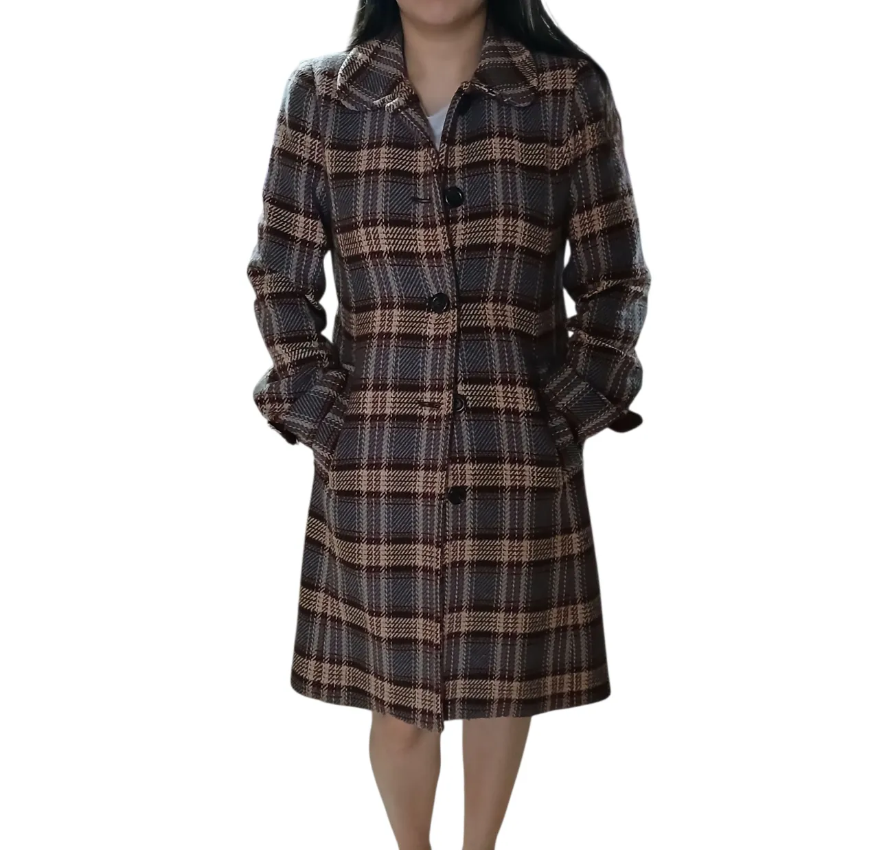 Abrigo vintage largo de paño a cuadros,Posee cuello solapa, botones al frente y bolsillos laterales. importado, forro impecable. Estado general excelente! solo le falta el botón de un puño. Medidas largo 90/92 axilas 47cm hombros 39cm.