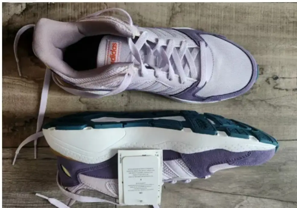 Zapatillas Adidas Running para mujer, color violeta y blanco. Diseño moderno y cómodo, ideal para actividades deportivas y uso diario. Con Cloudfoam para mayor amortiguación.