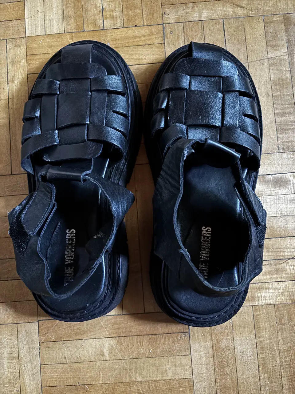 Sandalias negras de cuero con diseño tejido. Marca True yorkers